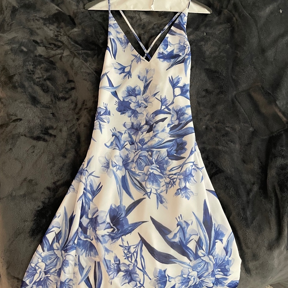 Fame & Partners Blue and White Floral Formal Dress